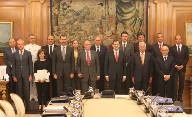 Su Majestad el Rey acompañado por Su Alteza Real el Príncipe de Asturias y los miembros del Consejo de Seguridad Nacional