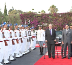 Su Majestad el Rey acompañado por Su Majestad el Mohammed VI a su llegada al Palacio Real de Huéspedes de Souissi