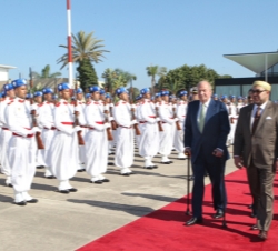Don Juan Carlos y Mohamed VI pasan revista a las tropas que rindieron honores en la ceremonia de despedida