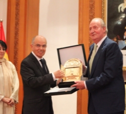 Su Majestad el Rey recibe la llave de oro y una réplica de la puerta de la ciudad de Rabat de manos del presidente del Consejo Municipal de la ciudad 