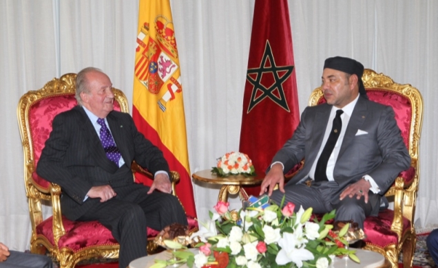 Su Majestad el Rey y Su Majestad Mohammed VI durante la conversación mantenida entre los dos monarcas en el Salón de Honor del aeropuerto