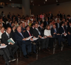 Vista general del anfiteatro de la Casa de América, durante la presentación del informe ejecutivo de la 1ª Encuesta Iberoamericana de Juventudes