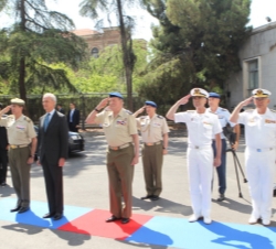 Su Majestad el Rey, durante los honores a su llegada al Estado Mayor de la Defensa