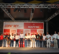 Su Alteza Real el Príncipe de Asturias junto a los vencedores en la Copa del Rey de Vela en sus diferentes clases