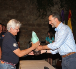 Su Alteza Real el Príncipe de Asturias hace entrega del trofeo al vencedor en la Copa del Rey de Vela en la clase IRC 0, Andrés Soriano