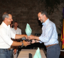 Su Alteza Real el Príncipe de Asturias hace entrega del trofeo al vencedor en la Copa del Rey de Vela en la clase IRC 1, Michele Galli