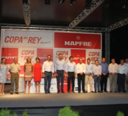 Su Alteza Real el Príncipe de Asturias acompañado por las autoridades presentes en la entrega de trofeos a los vencedores en la Copa del Rey de Vela
