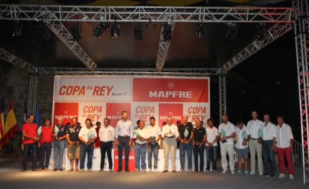 Su Alteza Real el Príncipe de Asturias junto a los vencedores en la Copa del Rey de Vela en sus diferentes clases