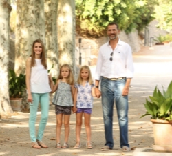 Don Felipe y Doña Letizia, junto con sus hijas, las Infantas Doña Leonor y Doña Sofía durante su visita a la Granja de Esporles