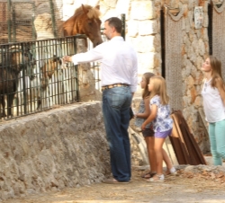 Don Felipe y Doña Letizia, junto con sus hijas, las Infantas Doña Leonor y Doña Sofía, recorriendo las instalaciones durante su visita a la Granja de 