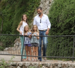 Don Felipe y Doña Letizia, junto con sus hijas, las Infantas Doña Leonor y Doña Sofía, durante su recorrido por la Granja de Esporles