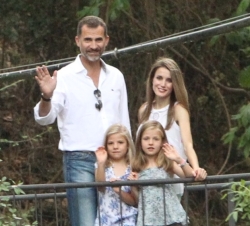 Don Felipe y Doña Letizia, junto con sus hijas, las Infantas Doña Leonor y Doña Sofía, durante su visita a la Granja de Esporles