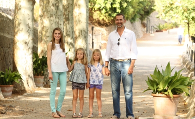 Don Felipe y Doña Letizia, junto con sus hijas, las Infantas Doña Leonor y Doña Sofía durante su visita a la Granja de Esporles