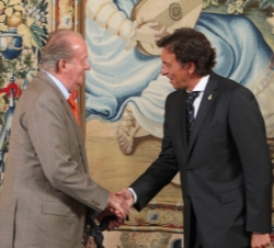Don Juan Carlos recibe el saludo del alcalde de Palma de Mallorca, Mateo Isern Estela