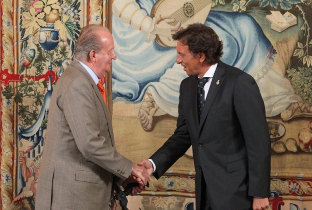 Don Juan Carlos recibe el saludo del alcalde de Palma de Mallorca, Mateo Isern Estela