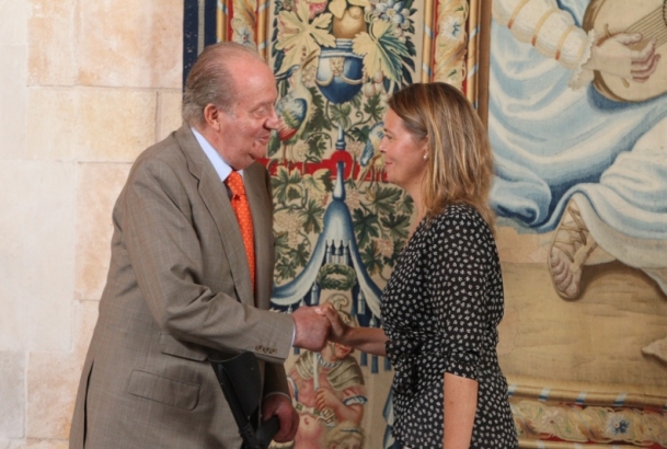 Don Juan Carlos con la presidenta del Consell de Mallorca, Maria Salom, durante la audiencia