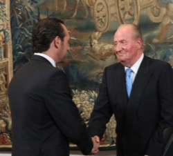 Don Juan Carlos recibe el saludo del presidente de las Illes Balears, José Ramón Bauzá