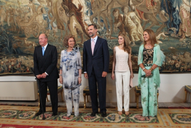 Sus Majestades los Reyes acompañados por Sus Altezas Reales los Príncipes de Asturias y Su Alteza Real la Infanta Doña Elena, momentos antes de la cen