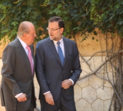 Su Majestad el Rey, con el presidente del Gobierno, momentos antes del despacho