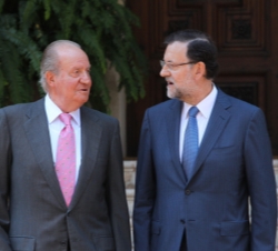 Don Juan Carlos conversa con Mariano Rajoy