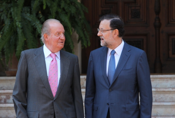 Don Juan Carlos conversa con Mariano Rajoy