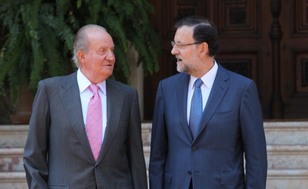 Don Juan Carlos conversa con Mariano Rajoy