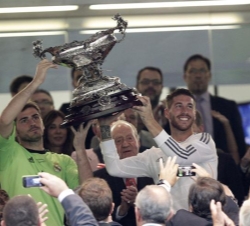 Iker Casillas y Sergio Ramos alzan el trofeo de campeón en presencia de Don Juan Carlos