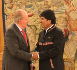 Su Majestad el Rey recibe el saludo del Presidente del Estado Plurinacional de Bolivia, Evo Morales