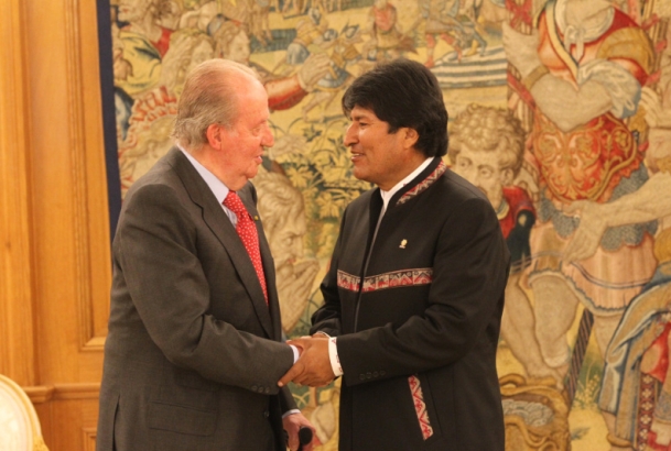 Su Majestad el Rey recibe el saludo del Presidente del Estado Plurinacional de Bolivia, Evo Morales