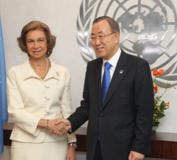 Su Majestad la Reina recibe el saludo del Secretario General de Naciones Unidas