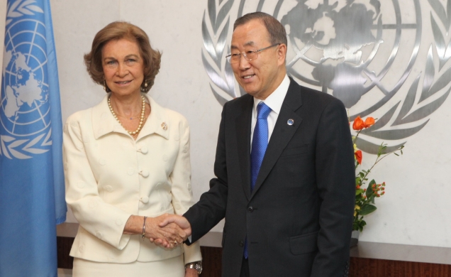 Su Majestad la Reina recibe el saludo del Secretario General de Naciones Unidas