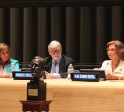 Doña Sofía, junto a David Roosevelt y la ministra de Sanidad, Servicios Sociales e Igualdad, Ana Mato