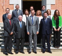 Don Felipe con los representantes de los comités organizadores del Congreso Internacional de Riesgos Laborales