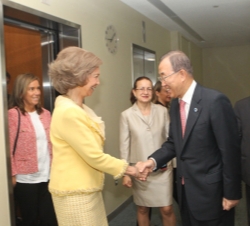 Doña Sofía recibe el saludo del Secretario General de Naciones Unidas, Ban Ki Moon