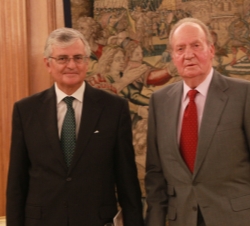 Su Majestad el Rey acompañado por el fiscal general del Estado