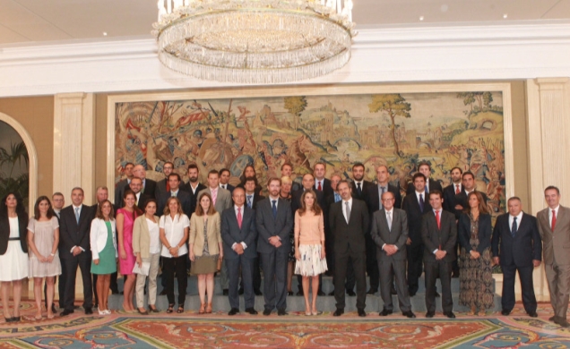 Doña Letizia acompañada de los premiados en el Festival Internacional de Comunicación Infantil "El Chupete" 2013