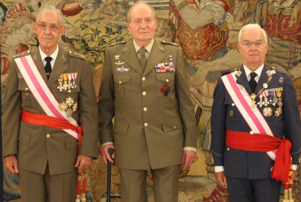 Don Juan Carlos, con el general Rodrigo y el general García de la Vega