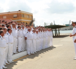 Su Alteza Real el Príncipe dirige unas palabras a la dotación del submarino