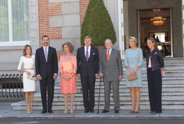Sus Majestades los Reyes, acompañados de los Reyes Willem-Alexander y Máxima, los Príncipes de Asturias y la Infanta Doña Elena, antes del almuerzo of