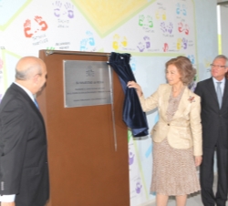 Su Majestad la Reina descubre una placa conmemorativa de su visita
