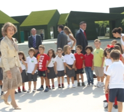 Su Majestad la Reina en el patio del colegio tras su visita