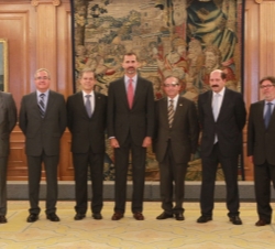 Su Alteza Real el Príncipe de Asturias con los miembros del Comité organizador del "Congreso Mundial de Ingeniería"