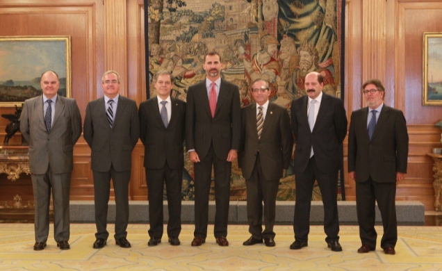 Su Alteza Real el Príncipe de Asturias con los miembros del Comité organizador del "Congreso Mundial de Ingeniería"
