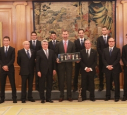 Su Alteza Real el Príncipe de Asturias junto la representación del Club Atlético de Madrid S.A.D.