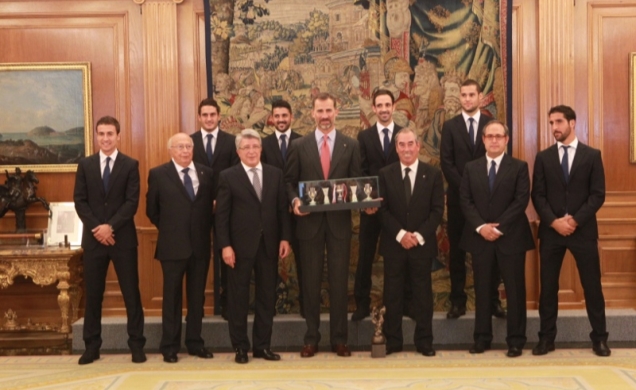 Su Alteza Real el Príncipe de Asturias junto la representación del Club Atlético de Madrid S.A.D.