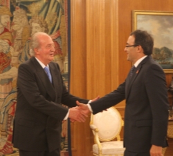Don Juan Carlos recibe el saludo del Sr. Karim Ghellab