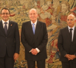 Don Juan Carlos acompañado de los presidentes de las Cámaras de Representantes y de Consejeros del Reino de Marruecos, Karim Ghellab y Mohamed Cheikh 