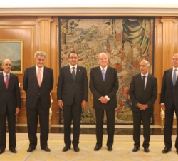 El Rey acompañado por los Sres. Karim Ghellab y Mohamed Cheikh Biadillah, el presidente del Congreso de los Diputados, Jesús Posada, el presidente del
