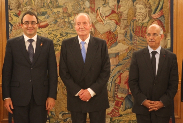 Don Juan Carlos acompañado de los presidentes de las Cámaras de Representantes y de Consejeros del Reino de Marruecos, Karim Ghellab y Mohamed Cheikh 