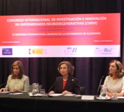 Doña Sofía acompañada por la ministra de Sanidad, Servicios Sociales e Igualdad y la secretaria de Estado de Investigación, Desarrollo e Innovación, d